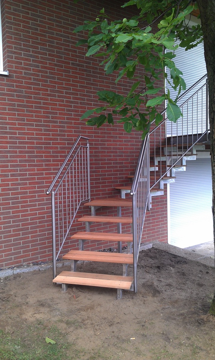 Verzinkte Treppe mit Holzbelag und Edelstahlgeländer