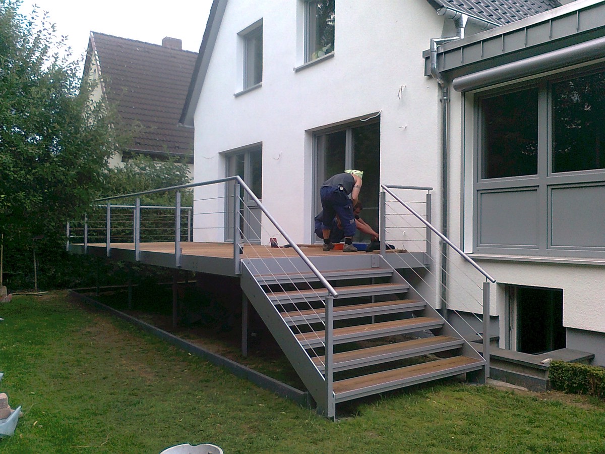 Terrassendeck mit Bangkirai-Holzbelag, Stahlteile verzinkt u. pulverbeschichtet